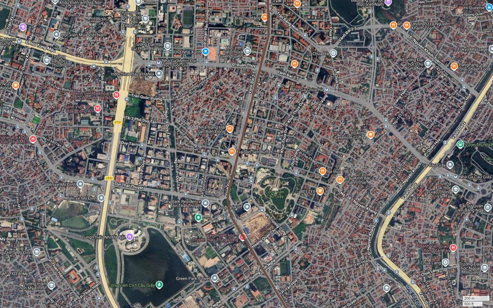 Metro số 7 cắt trục Xuân Thủy tại Cầu Giấy, đúng khoảng giữa hai nhà ga Đại học Quốc gia và Chùa Hà của tuyến số 3 Nhổn - ga Hà Nội