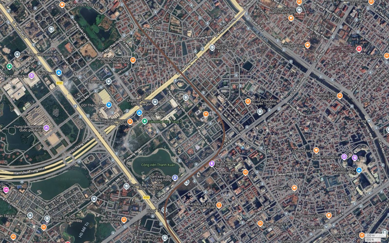 Metro số 7 cắt trục Trần Duy Hưng gần Vincom Center và CharmVit Tower, rồi men theo Lê Văn Lương qua Công viên Thanh Xuân